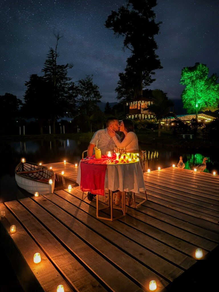 Velitas en el muelle para velada romántica