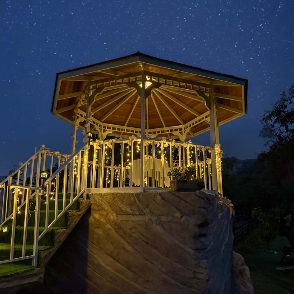 Kiosco decorado para velada romántica
